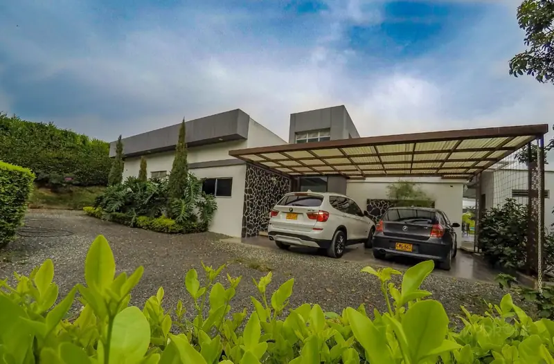 Fachada frontal de la casa en Cerritos, con acceso vehicular cubierto